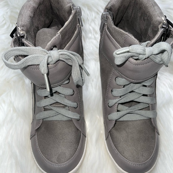 Stylish Gray High-Top Sneakers - Picture 5 of 7